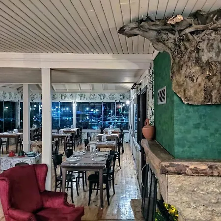 Lotus Restaurant & Проживание в семье Шиле