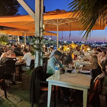 Проживание в семье Lotus Restaurant &