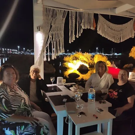 Проживание в семье Lotus Restaurant &